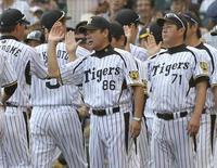 ナインを出迎える和田監督(撮影・棚橋慶太)