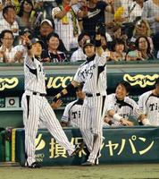 8回、俊介の適時打で生還しポーズを決める西岡(撮影・山口 登)