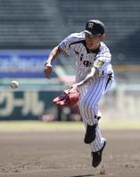 グラブトスをする藤浪(撮影・棚橋慶太)