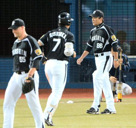 　４回、凡退した西岡（中）の横で選手交代を告げる和田監督（右）