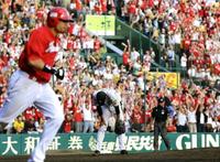 5回、キラ(手前)に勝ち越し3ランを許しマウンドでうなだれる藤浪=撮影・田中太一