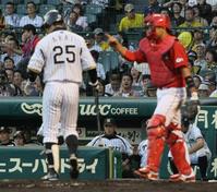 9回、新井(左)が空振り三振でゲームセット。ベンチで厳しい表情を見せる和田監督(中央奥)=撮影・出月俊成