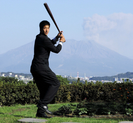 　２位指名された鹿児島実・横田は噴煙を上げる桜島をバックにポーズ（撮影・山口　登）　