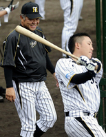 素振りをする森田(右)を見て目を細める掛布DC(撮影・田中太一)