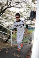 階段を駆け上がる藤浪(撮影・山口 登)