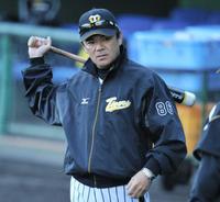 マスコットバットを手にする和田監督