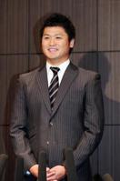 阪神とのFA交渉を終え、報道陣の取材に応じる中田賢(撮影・飯室逸平)