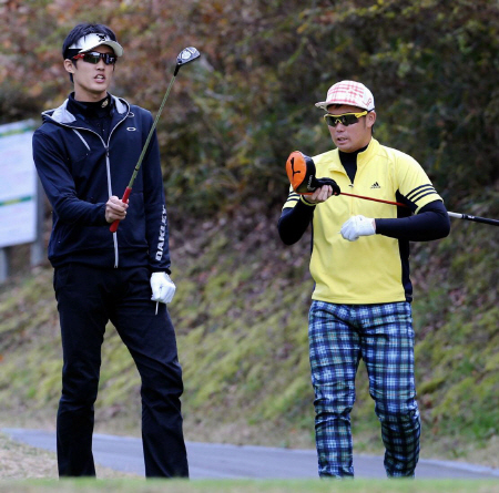 阪神・藤浪晋太郎（左）は阪神・岩田　稔とゴルフを楽しむ＝武庫ノ台ＧＣ（撮影・山口　登）