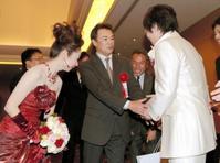 偶然出くわした新郎新婦と握手する阪神・和田豊監督=大阪市内のホテル(撮影・田中太一)
