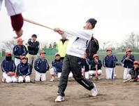 ホームラン競争で、豪快な予告ホームランを放つ福留(撮影・開出 牧)