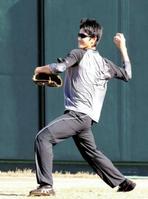 キャッチボールでサークルチェンジを投げる阪神の藤浪晋太郎=タイガーデン(撮影・持木克友)