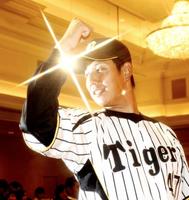 力強くガッツポーズをする山本(撮影・棚橋慶太)