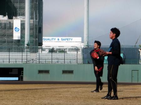 　虹が架かった鳴尾浜で強化指定練習に参加した中谷（左、右は阪口）