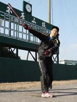 母校の校訓「不屈不撓」の言葉の前で一心不乱に素振りをする阪神の横田