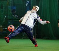 ボールに懸命に足を伸ばす西岡