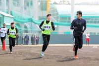 持久走で猛追してくる横田(中央)に思わず振り返る藤浪(撮影・保田叔久)