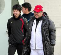 緒方(左)と談笑する掛布DCの帽子には「31」の数字が見える