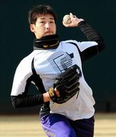 休日返上で調整する岩崎(撮影・保田叔久)