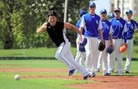 サムスンの選手に交じってノックを受ける呉昇桓(撮影・棚橋慶太)