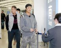 日本ハム・中田(左)とハワイへ出発する西岡(撮影・棚橋慶太)