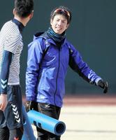 西田(左)と話す緒方