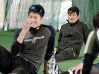 27日の自主トレで藤浪の背中を見つめる呉昇桓