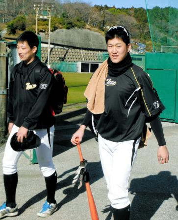 　宜野座キャンプ合流が決まった岩貞は、バットを手に引き揚げる。左は岩崎（撮影・藤田昌央）