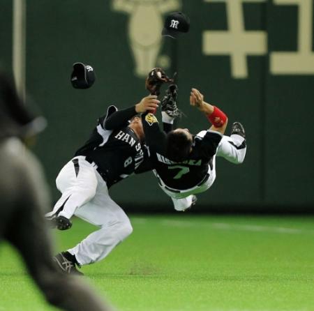 　打球を追い激突した西岡（右）と福留＝３月３０日、東京ドーム