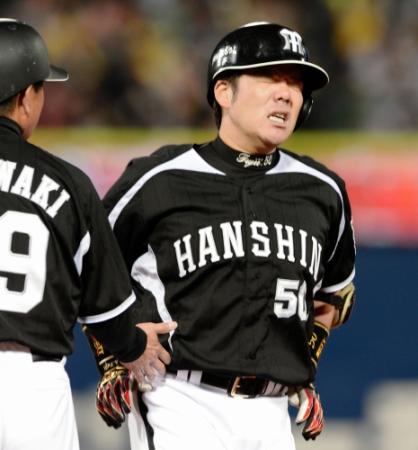 安打を放った阪神・藤井彰人は、一塁上で苦痛の表情を見せ、負傷交代する＝２５日、横浜スタジアム