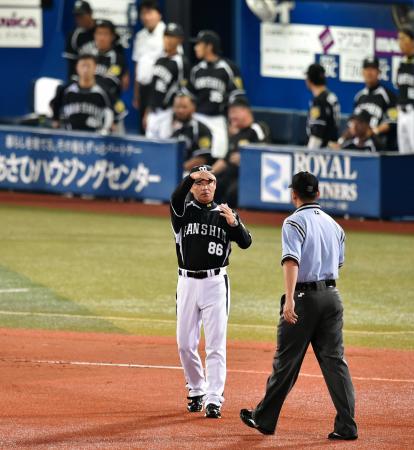 　４回、新井良の左飛の判定に対し、三塁塁審に抗議する和田監督（撮影・吉澤敬太）