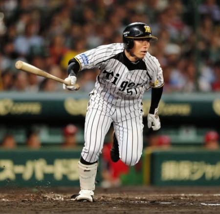 ４回、伊藤隼は適時二塁打を放つ（撮影・棚橋慶太）