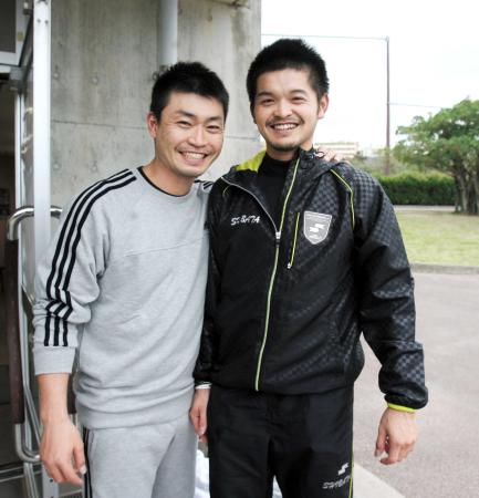 　練習後、笑顔でカメラに納まる青木（左）と柴田