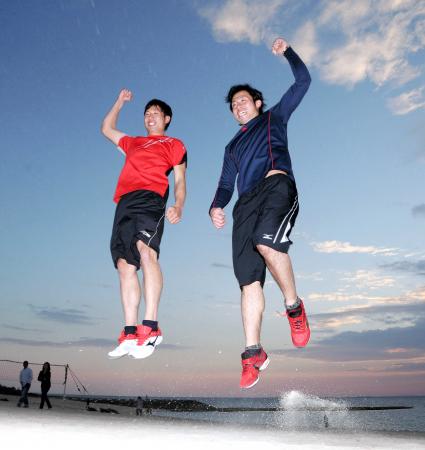 　砂浜で勢いよくジャンプする石崎（左）と江越（撮影・棚橋慶太）