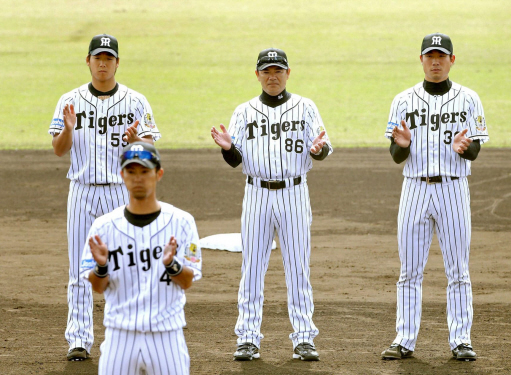 　上本選手会長（手前）の音頭で一本締めをする（左から）岩本、和田監督、石崎（撮影・田中太一）