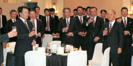 乾杯をする和田監督（左）、坂井オーナー（右から２人目）ら球団関係者