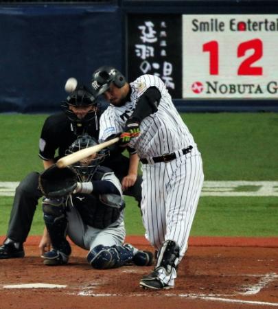 ４回阪神無死一塁、左越え二点本塁打を放つゴメス＝京セラドーム（撮影・持木克友）