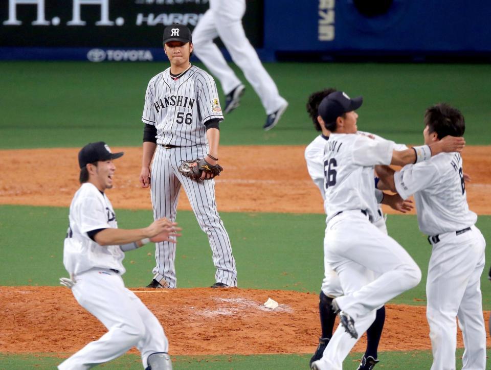 ９回、平田（右端）にサヨナラ打を浴びた松田はマウンドに立ち尽くし、歓喜に沸く中日ナインを見つめる（撮影・田中太一）