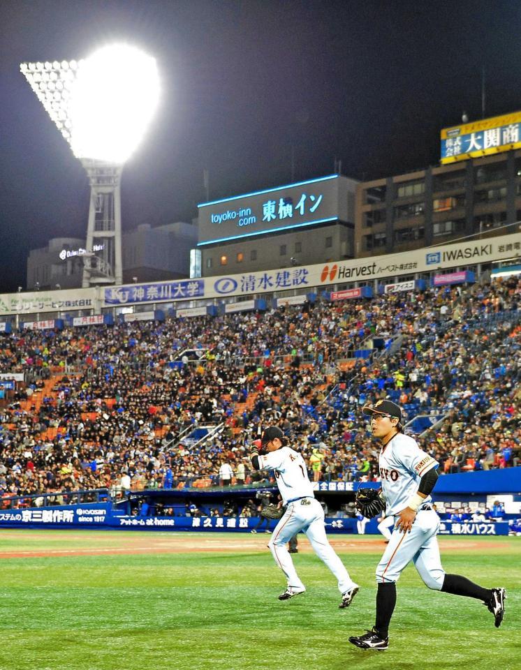 　他球団もすでに…横浜スタジアムのＬＥＤ照明対策で、サングラスを着けて守備に向かう巨人・長野（右）＝１５日