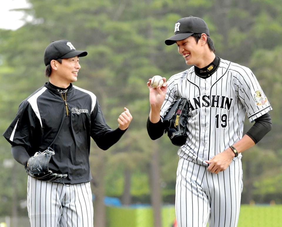 　ボールの握りを見せながら笑顔で話す藤浪（右）と岩崎（撮影・吉澤敬太）