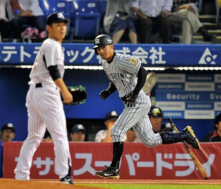 ２回阪神２死一塁、鳥谷はヤクルト・小川（左）から左線二塁打を放つ＝神宮（撮影・吉澤敬太）