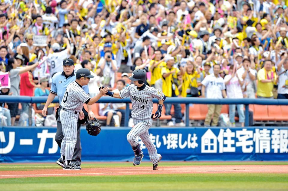 　１回、先頭打者本塁打を放ち、ファンの大歓声の中、本塁へ向かう上本（撮影・吉澤敬太）