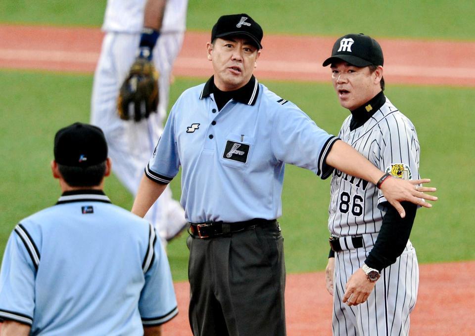 　６回、マートンの打球がアウトと判定され審判団に抗議する和田監督（右）