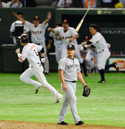 ８月２０日の巨人戦で、坂本（左）にサヨナラ打を浴びぼう然と打球の行方を見つめる呉昇桓