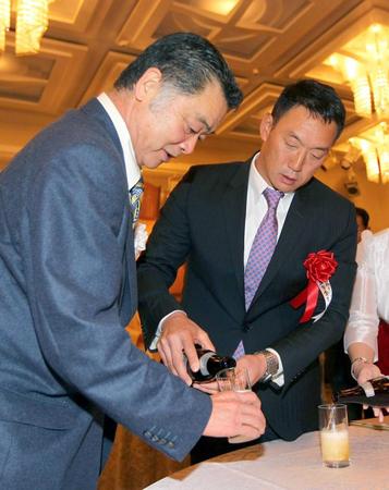 　川藤ＯＢ会長（左）にビールを注ぐ金本監督（撮影・山口登）