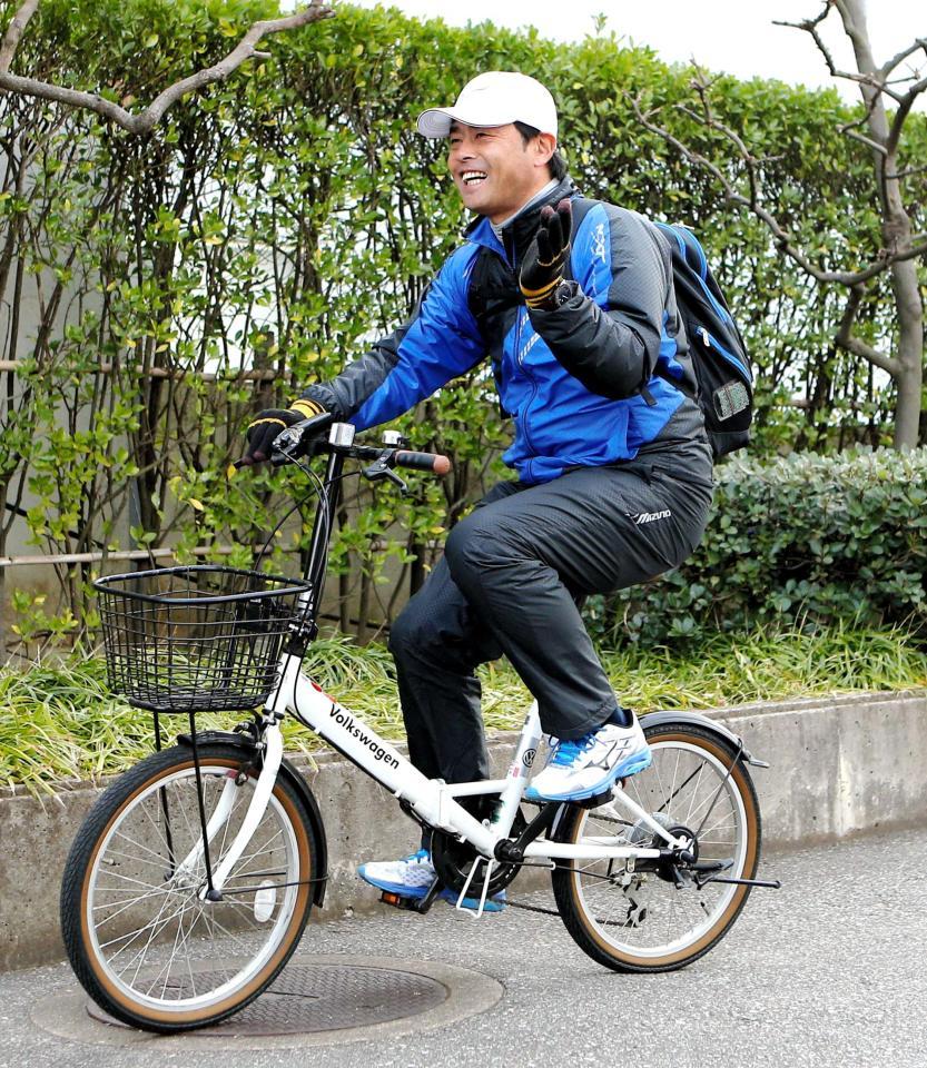 　自転車で鳴尾浜から引き揚げる香田コーチ