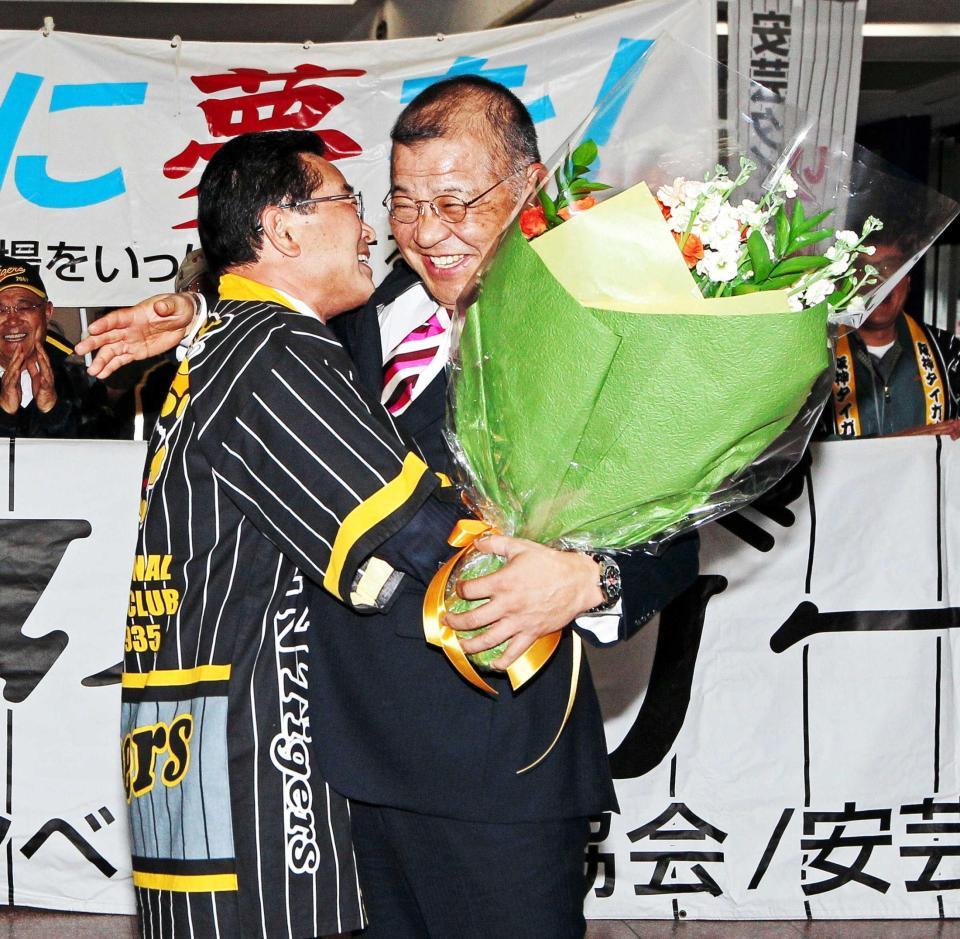 　出迎えの横山安芸市長（左）に抱きつかれ、笑顔を見せる掛布２軍監督（撮影・北村雅宏）