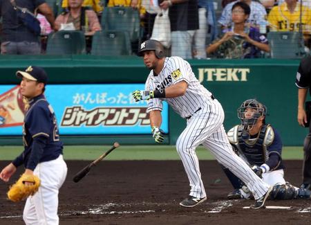 ２回、二塁打を放つ阪神　マウロ・ゴメス＝甲子園（撮影・飯室逸平）