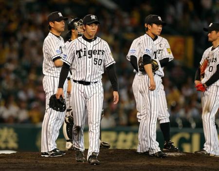 ８回巨人１死一・二塁、ピンチを迎え降板する阪神・青柳（左から３人目）＝甲子園