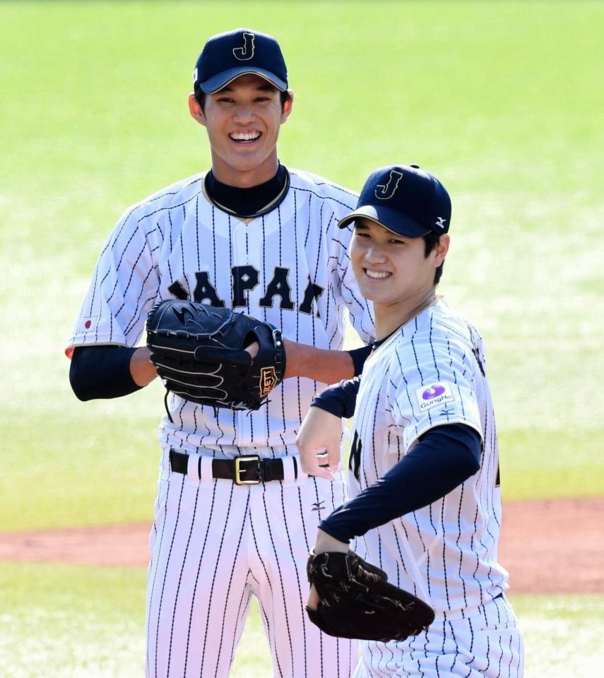 笑顔で練習する阪神・藤浪（左）と日本ハム・大谷＝ＱＶＣ
