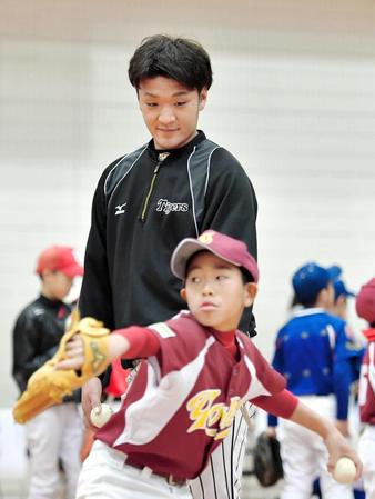 少年のキャッチボールを見守る松田